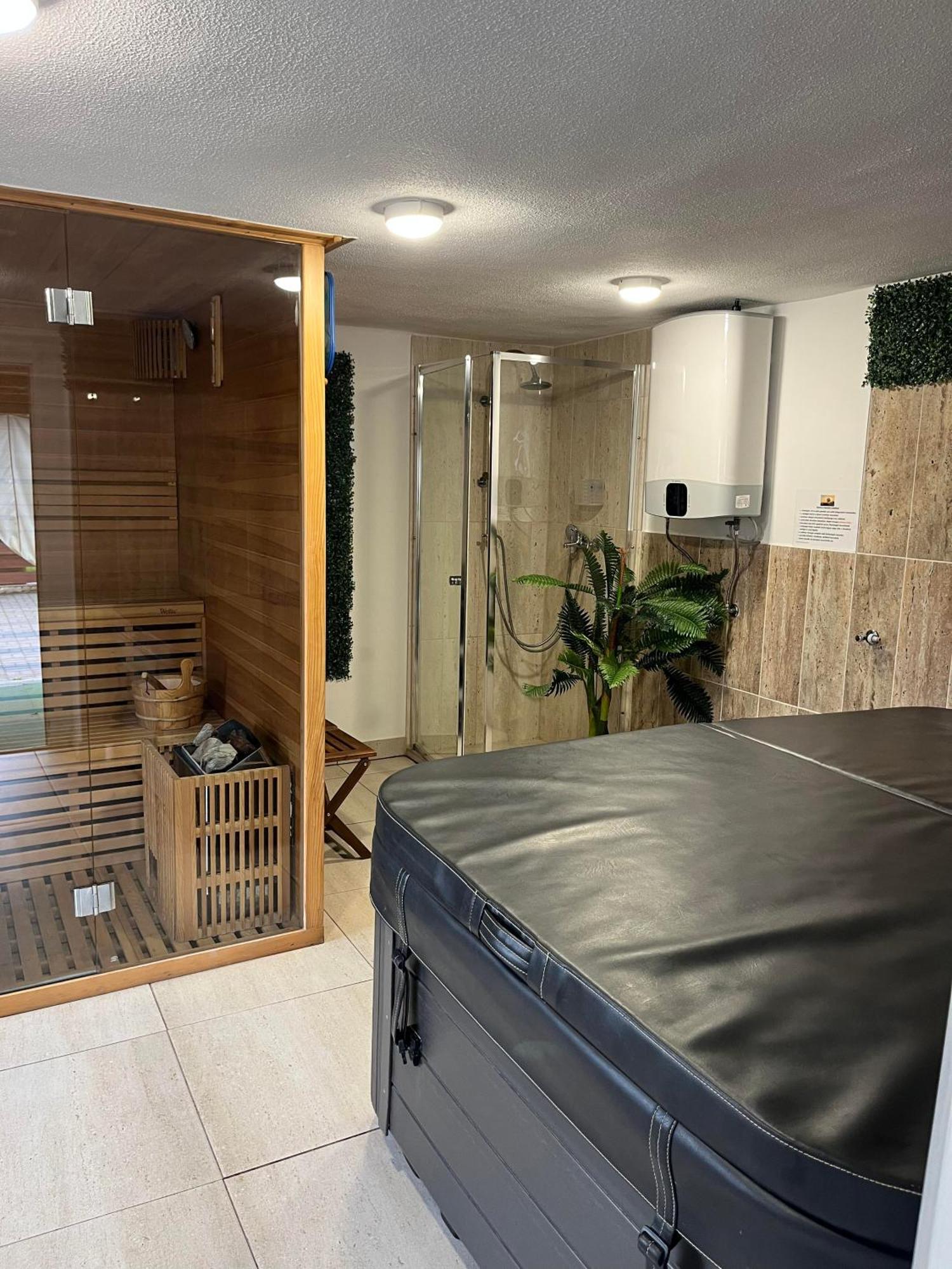 Idill Apartmanhaz B&B Tiszafüred Exteriör bild