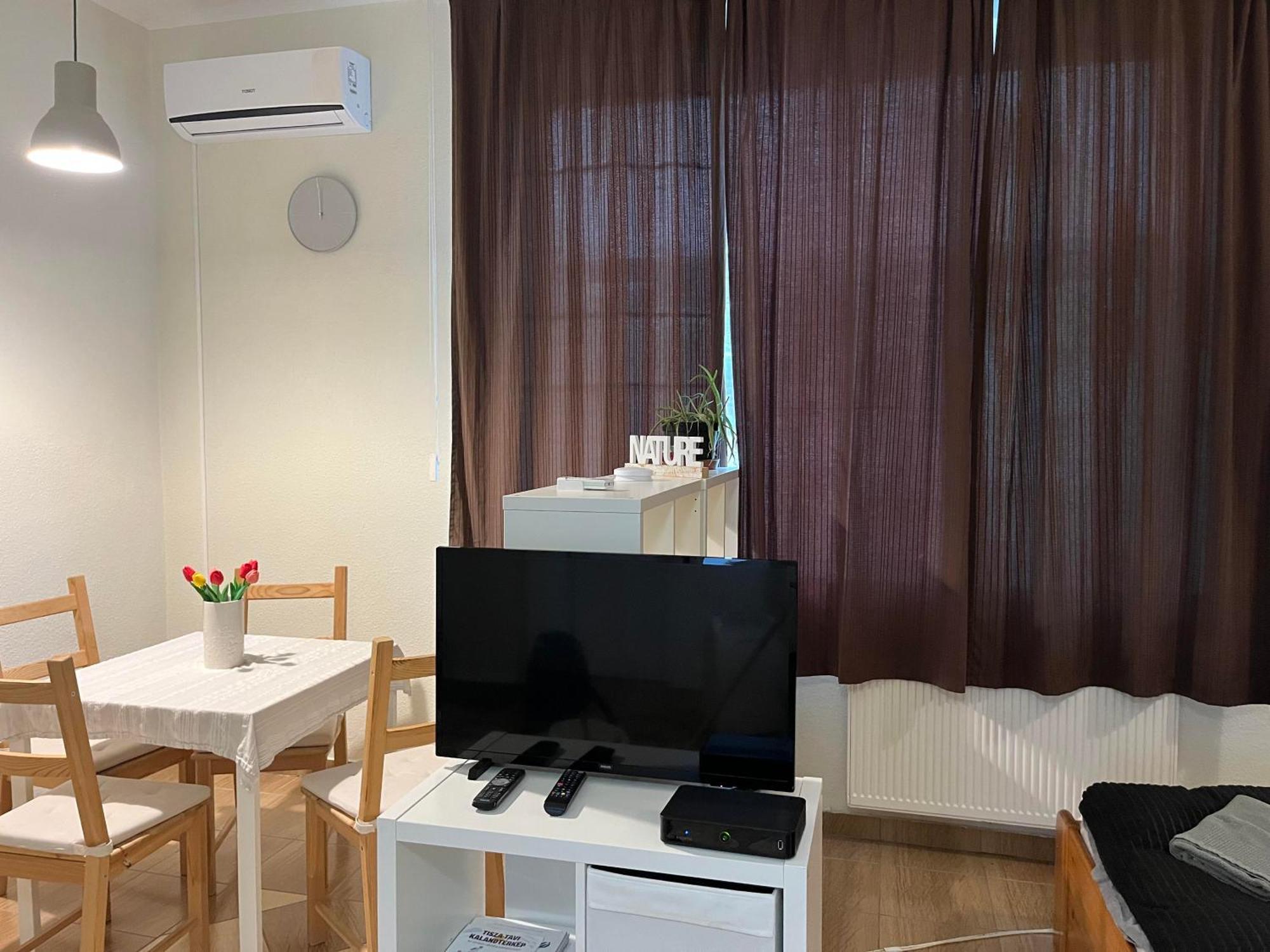 Idill Apartmanhaz B&B Tiszafüred Exteriör bild