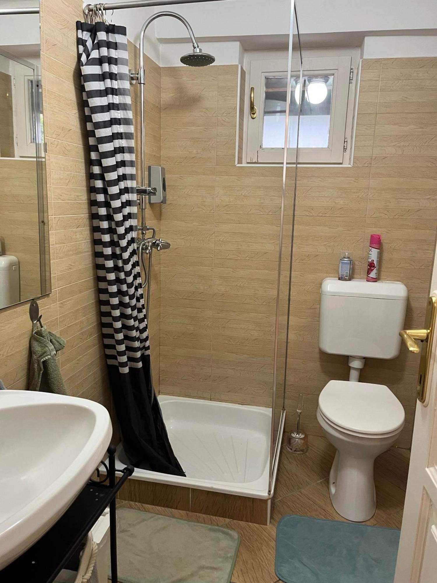 Idill Apartmanhaz B&B Tiszafüred Exteriör bild