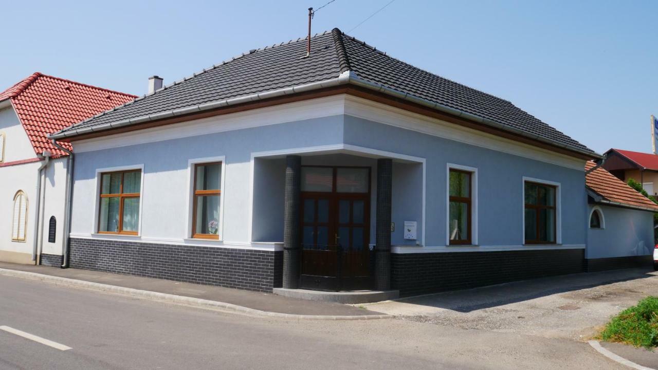 Idill Apartmanhaz B&B Tiszafüred Exteriör bild