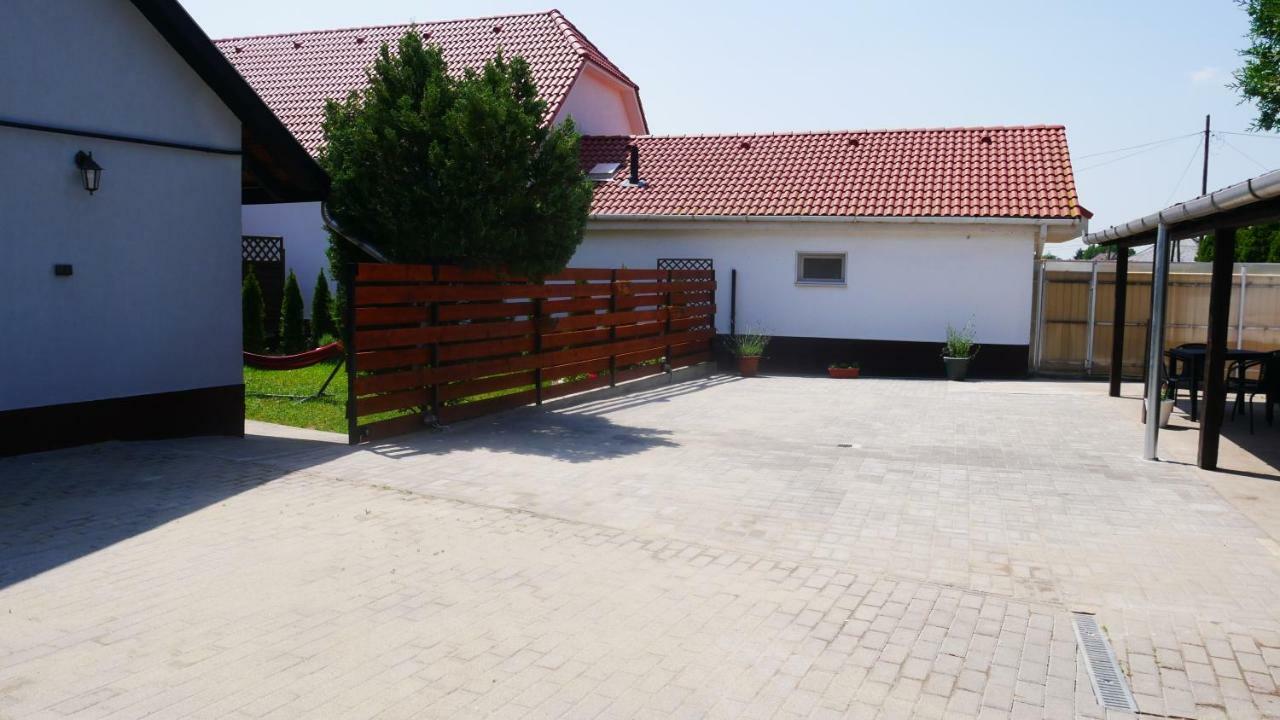 Idill Apartmanhaz B&B Tiszafüred Exteriör bild